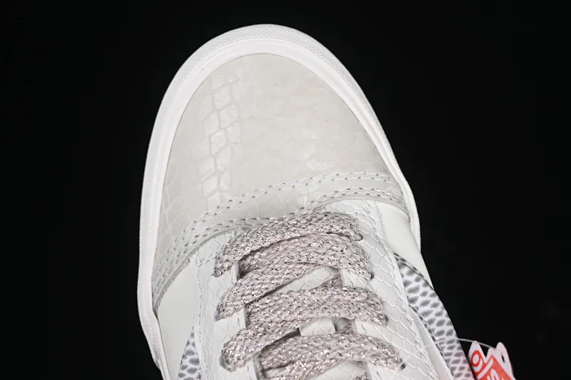 All categories Vans Vans series Vans Low Vans low-top Vans Classics Knu Skool Vr3 Vans official Year of the Snake limited bread shoes VN0009QCSNK